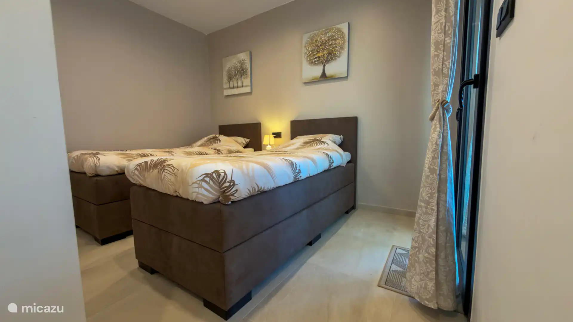 De gastenslaapkamer is voorzien van 2 eenpersoon boxspringbedden van 90 x 200. De bedden kunnen niet tegen elkaar worden geschoven! 