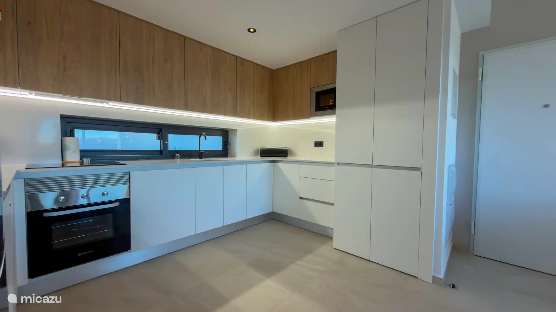 De luxe keuken, van alle gemakken voorzien.