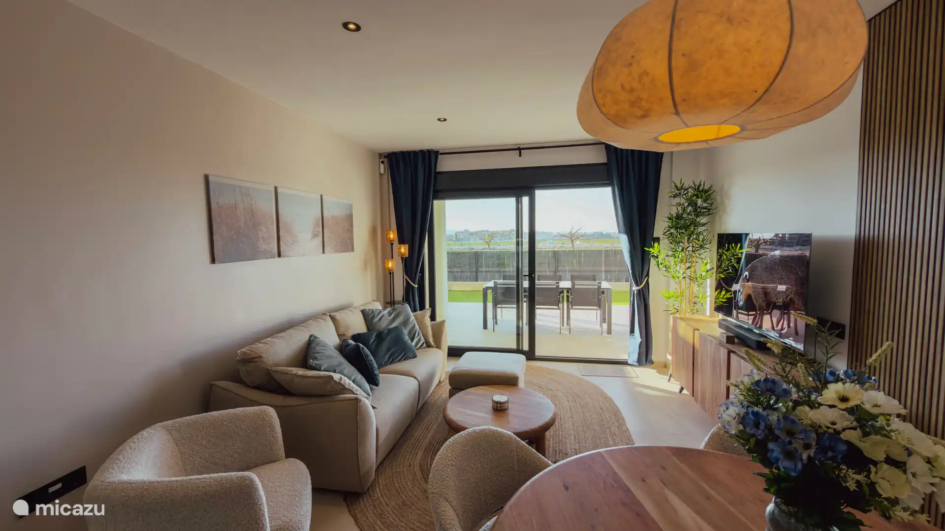 Comfortabele zitkamer met 55 OLED tv en toegang tot de tuin op het zuiden.