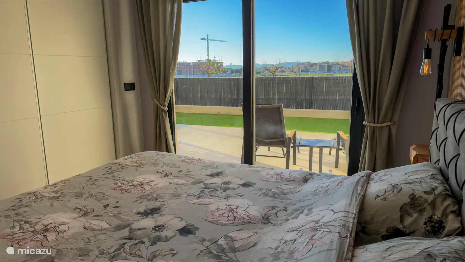 Wakker worden met uitzicht op de tuin.