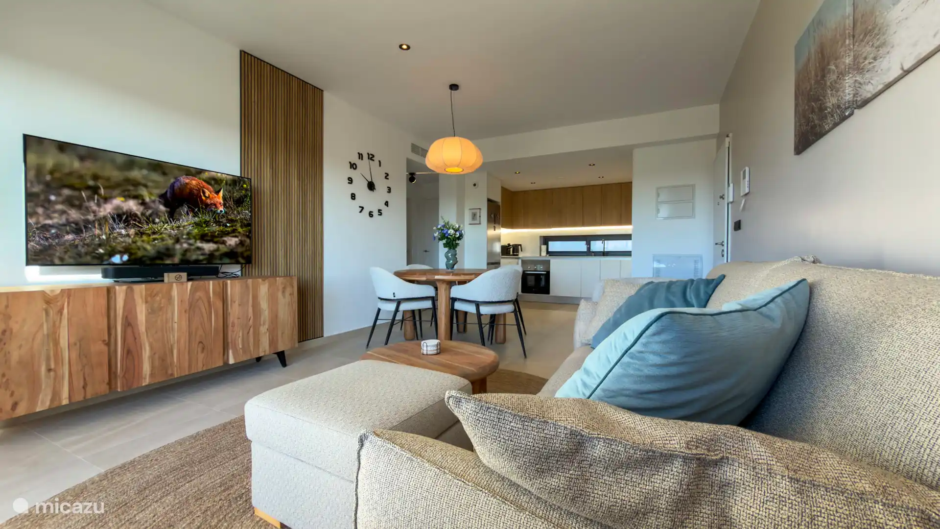 Geniet van een gezellig diner in de eetkamer