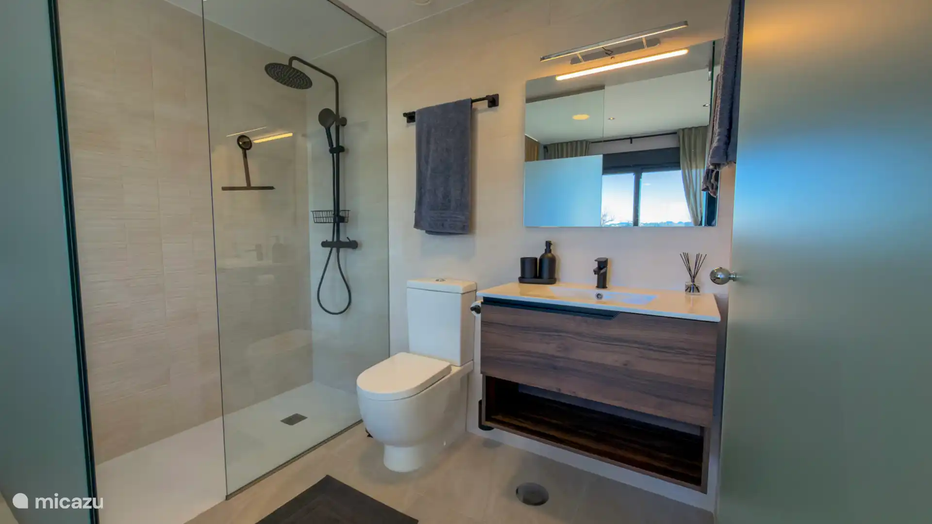 De hoofdslaapkamer heeft een badkamer 'en-suite', voorzien van ruime inloopdouche, toilet en wastafel en is afgesloten door een glazen wand en deur.