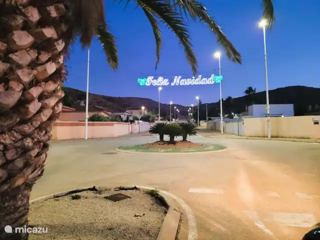 Location de Vacances Espagne, Costa Blanca, Hondón de las Nieves, maison de vacances - La Joya de Hondon L’urbanisation est toujours joliment décorée pendant les vacances. Tout comme tout l’environnement qui est dans l’atmosphère.