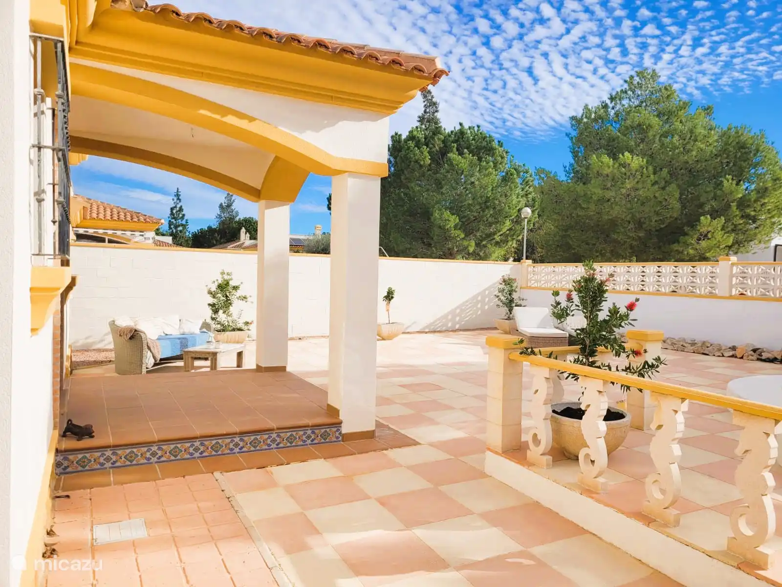 Vue du jardin sur la terrasse, et de l’entrée de la maison. 