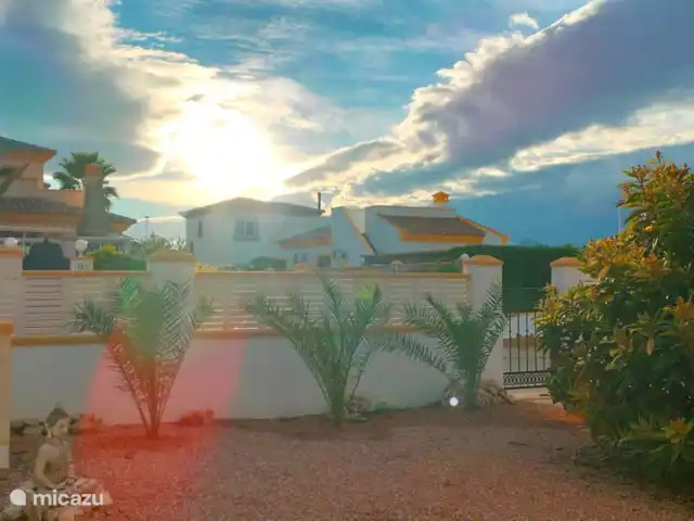 Location de Vacances Espagne, Costa Blanca, Hondón de las Nieves, maison de vacances - La Joya de Hondon Le jardin avec les beaux nouveaux palmiers. D’ailleurs, saviez-vous que Hondon de las Nieves n’est qu’à 20 minutes de route de la ville des palmiers d’Elche ?
