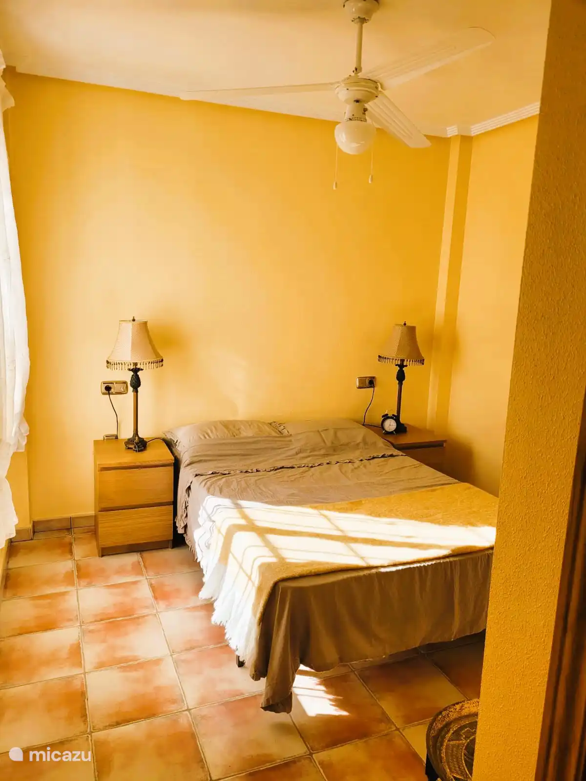 La chambre avec le lit double. 