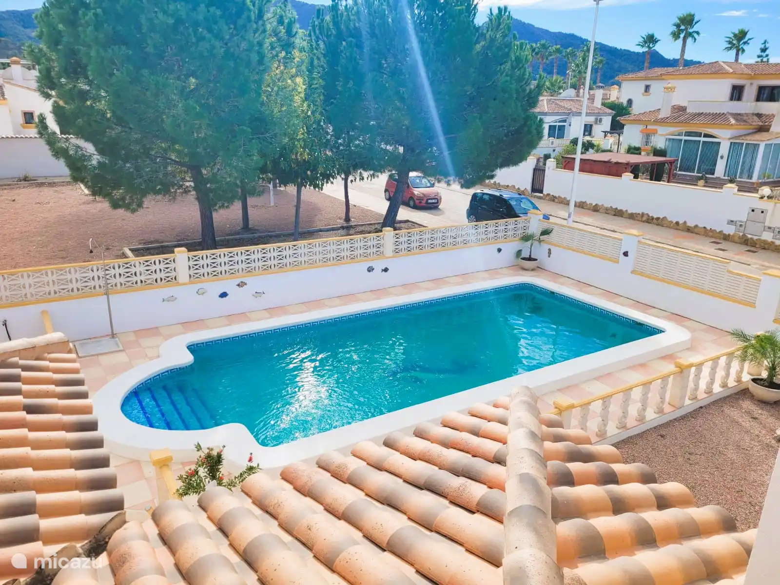 La piscine mesure 10 mètres sur 5. Une magnifique piscine pour nager. 