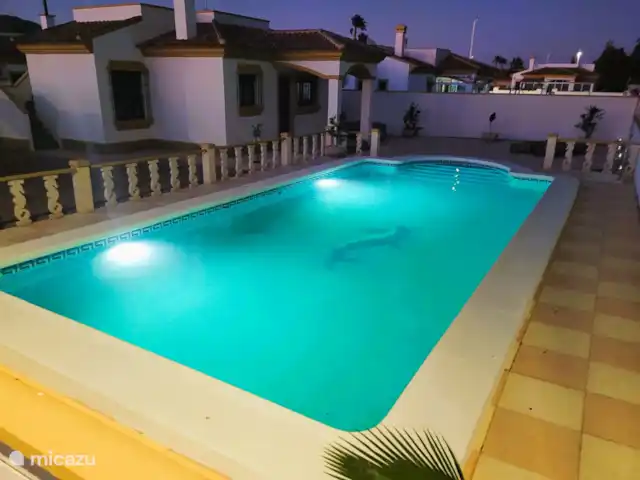 Location de Vacances Espagne, Costa Blanca, Hondón de las Nieves, maison de vacances - La Joya de Hondon Piscine avec lumières allumées le soir.