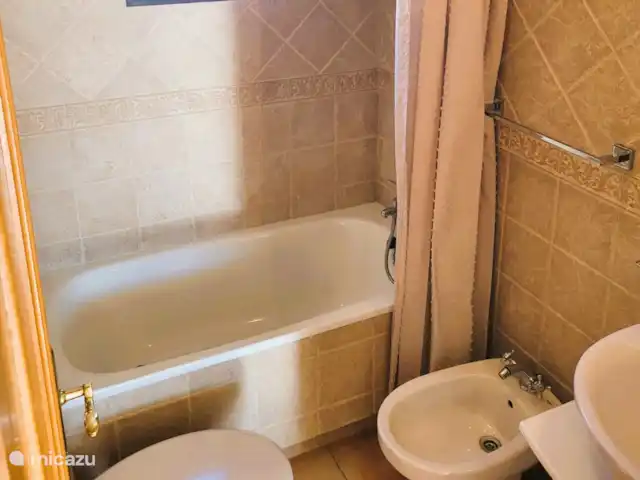 Location de Vacances Espagne, Costa Blanca, Hondón de las Nieves, maison de vacances - La Joya de Hondon La deuxième salle de bain avec baignoire, toilettes, bidet et lavabo.