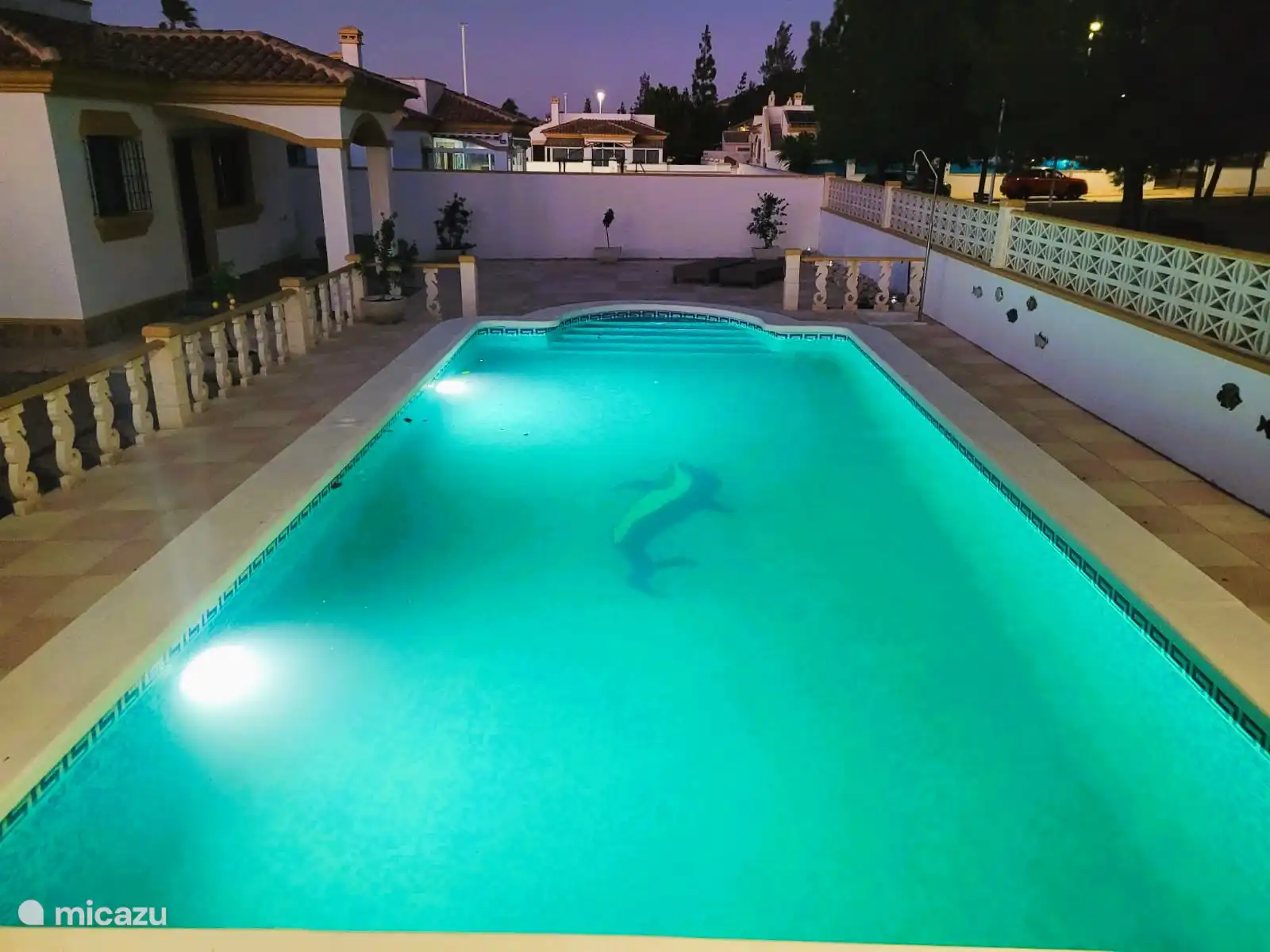 Le soir, lorsque les lumières de la piscine sont allumées. 