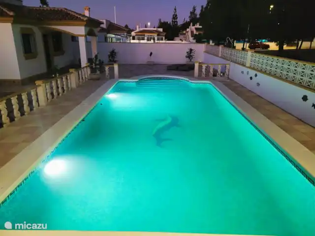 Location de Vacances Espagne, Costa Blanca, Hondón de las Nieves, maison de vacances - La Joya de Hondon Le soir, lorsque les lumières de la piscine sont allumées.