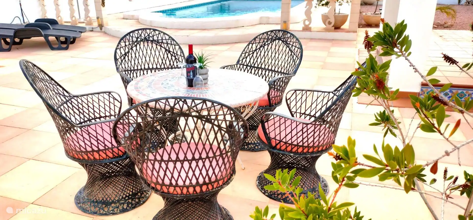 Bel endroit sur la terrasse où vous pouvez vous asseoir confortablement. 