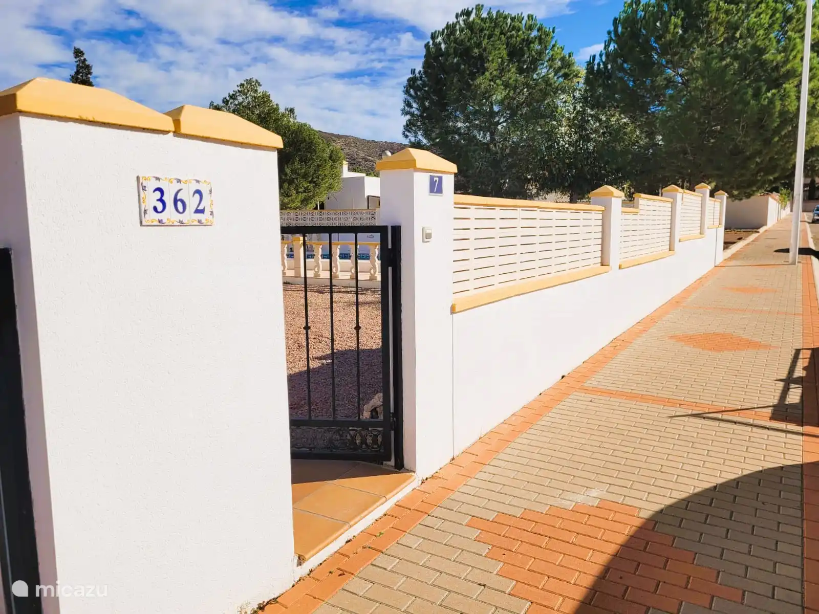 Le portail du jardin où vous pouvez entrer dans la cour. 