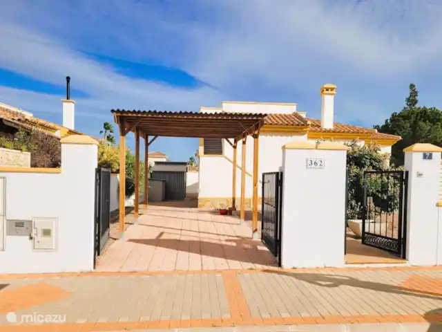 Location de Vacances Espagne, Costa Blanca, Hondón de las Nieves, maison de vacances - La Joya de Hondon Vue de face avec l’allée sous le carpot. Ici, vous vous garez, votre voiture en toute sécurité sur une propriété privée.