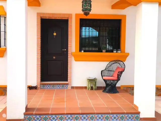 Location de Vacances Espagne, Costa Blanca, Hondón de las Nieves, maison de vacances - La Joya de Hondon L’entrée de la maison. 
Saviez-vous que les chaises sont légères, donc idéales pour se déplacer, où vous le souhaitez.