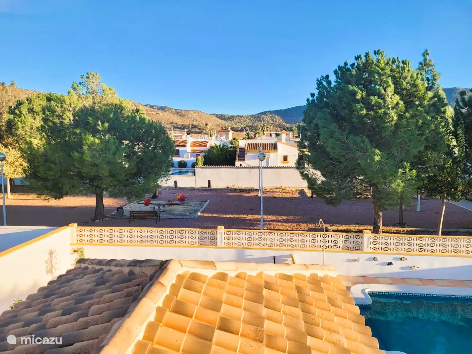 Du solarium, vous pouvez voir le parc à côté de la maison, avec une petite aire de jeux pour les enfants.