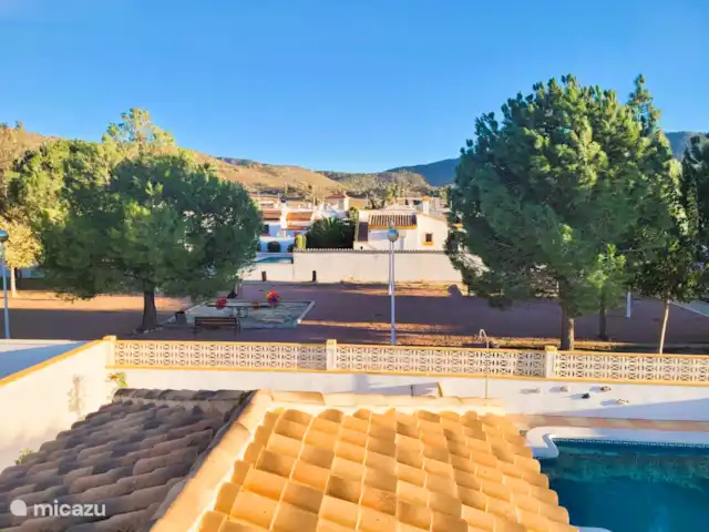 Location de Vacances Espagne, Costa Blanca, Hondón de las Nieves, maison de vacances - La Joya de Hondon Du solarium, vous pouvez voir le parc à côté de la maison, avec une petite aire de jeux pour les enfants.
