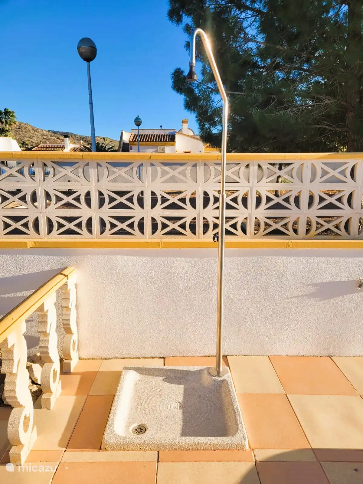La douche extérieure au bord de la piscine. 