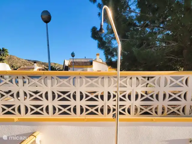 Location de Vacances Espagne, Costa Blanca, Hondón de las Nieves, maison de vacances - La Joya de Hondon La douche extérieure au bord de la piscine.