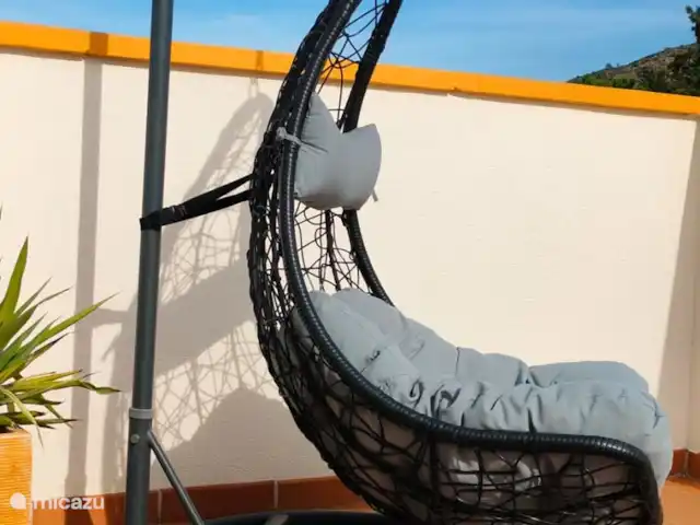 Location de Vacances Espagne, Costa Blanca, Hondón de las Nieves, maison de vacances - La Joya de Hondon Je crois que c’est l’un des endroits les plus préférés de nos clients. Le délicieux œuf suspendu. Il y en a 1 sur le toit-terrasse, donc celui qui se lève en premier a de la chance.