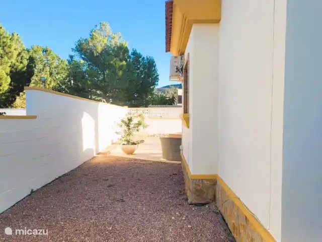 Location de Vacances Espagne, Costa Blanca, Hondón de las Nieves, maison de vacances - La Joya de Hondon Derrière le côté de la maison, avec toujours un peu d’ombre.