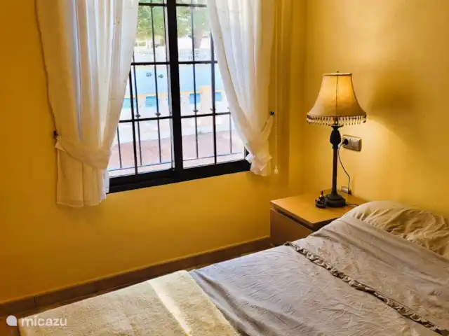 Location de Vacances Espagne, Costa Blanca, Hondón de las Nieves, maison de vacances - La Joya de Hondon Vue de la chambre avec le lit double sur la piscine