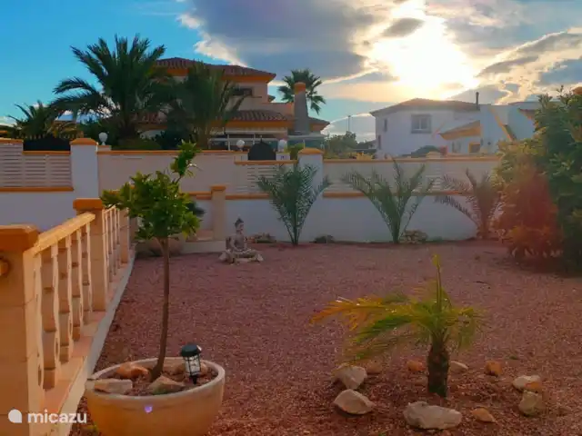 Location de Vacances Espagne, Costa Blanca, Hondón de las Nieves, maison de vacances - La Joya de Hondon Notre jardin récemment aménagé, dont nous sommes bien sûr très fiers. Les palmiers sont vraiment magnifiques.