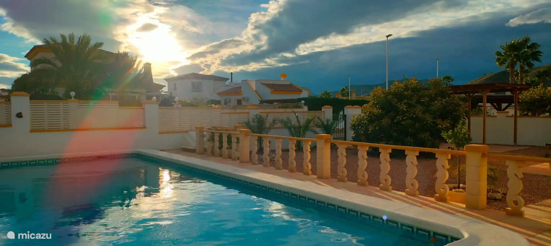 La belle piscine donnant sur le joli jardin. Coin? Mettez un tapis de yoga dans le jardin et détendez-vous. Profitez de la paix et de la tranquillité dont vous faites l’expérience ici. 