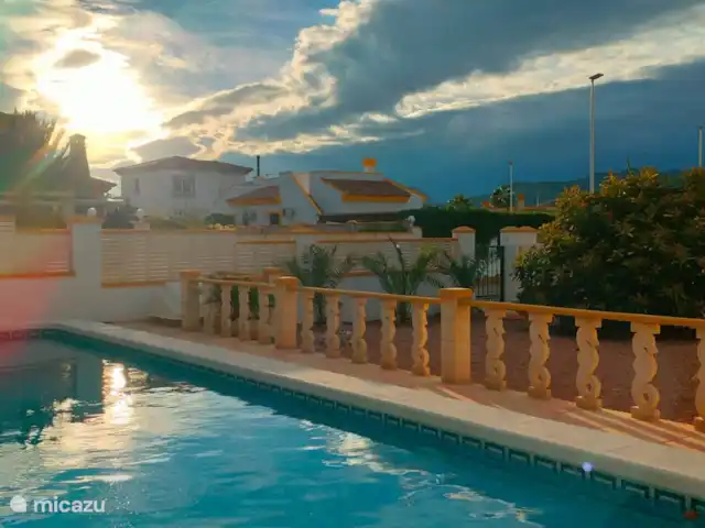 Location de Vacances Espagne, Costa Blanca, Hondón de las Nieves, maison de vacances - La Joya de Hondon La belle piscine donnant sur le joli jardin. Coin? Mettez un tapis de yoga dans le jardin et détendez-vous. Profitez de la paix et de la tranquillité dont vous faites l’expérience ici.