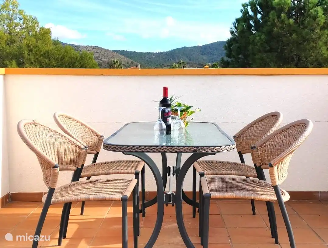 Bel endroit sur le toit-terrasse pour prendre un bon repas ou un verre. Il y a aussi une petite table de barbecue disponible que vous pouvez utiliser sur le solarium. 