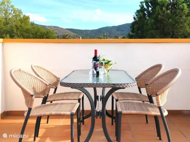 Location de Vacances Espagne, Costa Blanca, Hondón de las Nieves, maison de vacances - La Joya de Hondon Bel endroit sur le toit-terrasse pour prendre un bon repas ou un verre. Il y a aussi une petite table de barbecue disponible que vous pouvez utiliser sur le solarium.