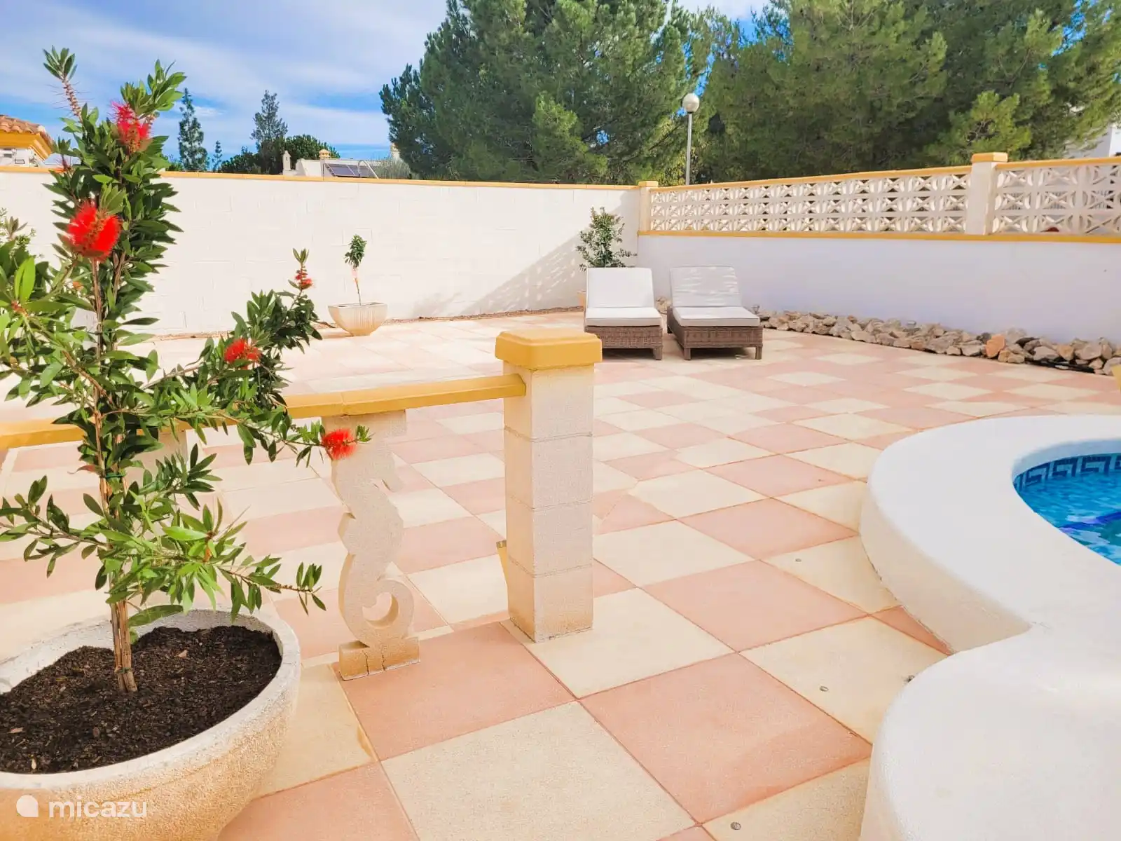 Du bord de la piscine à la terrasse