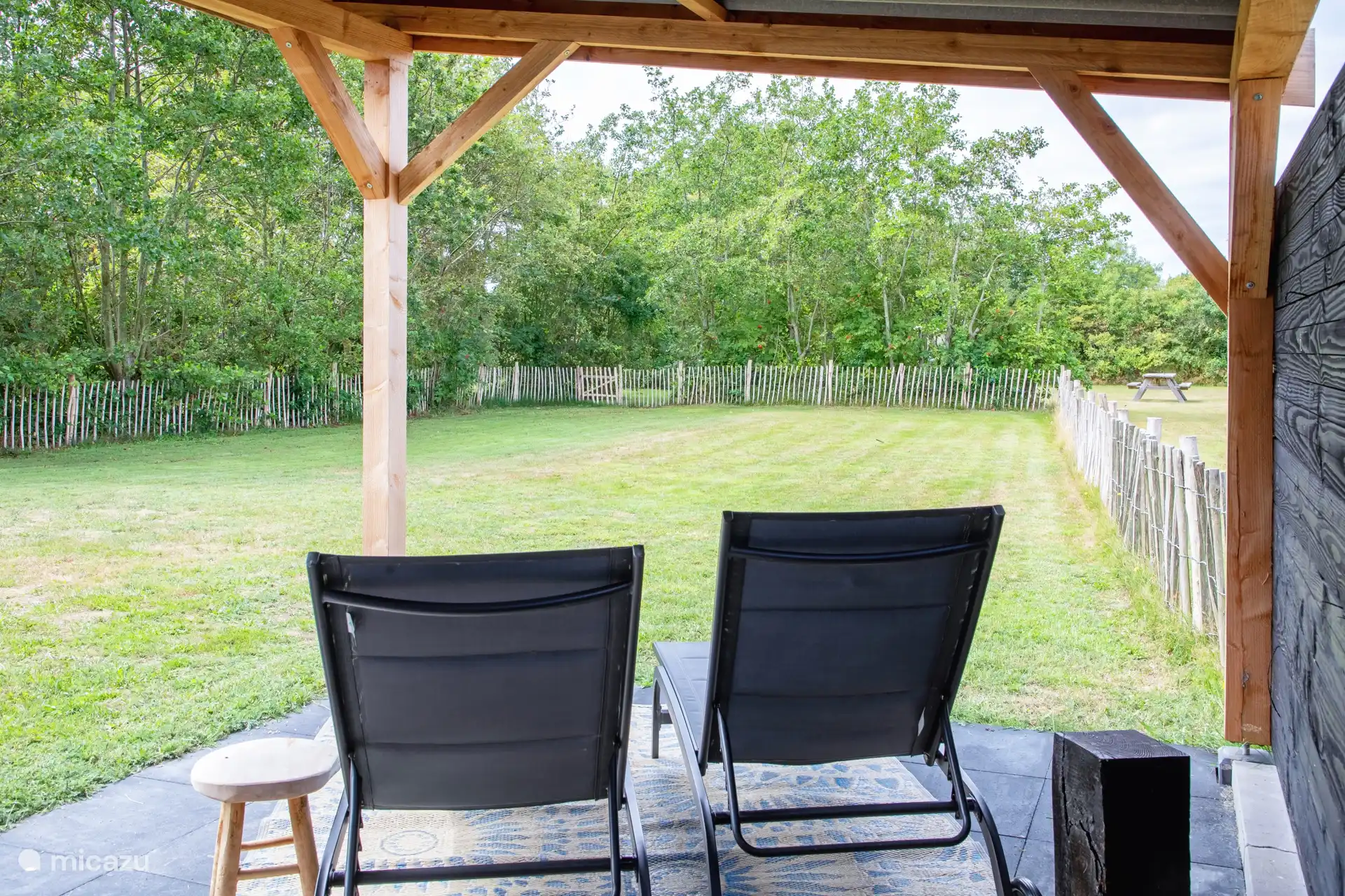 vollständig umzäunter, sehr großer Garten