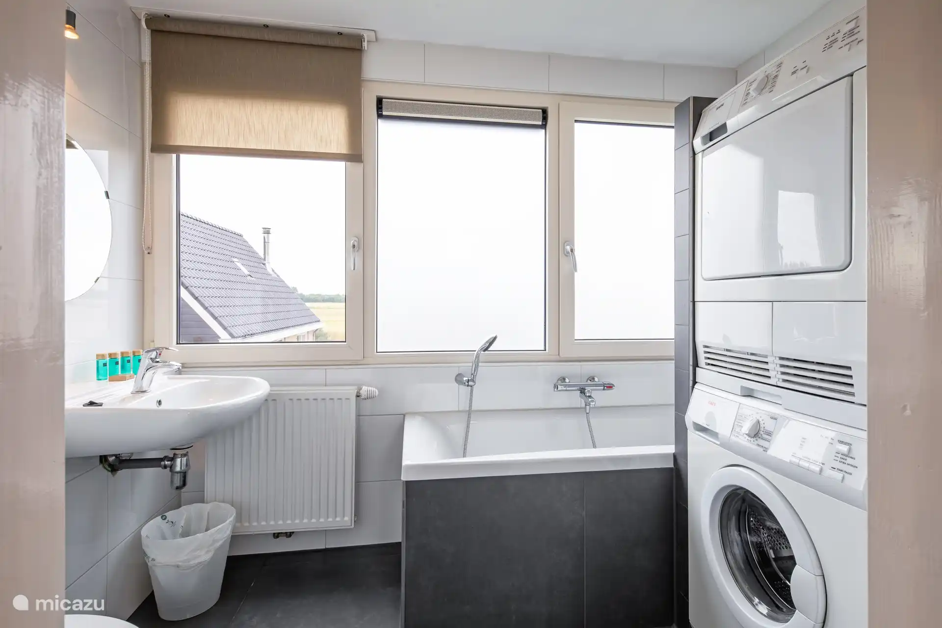 Badezimmer im Obergeschoss mit Badewanne