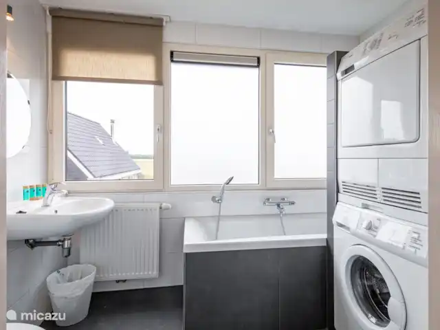 Location de Vacances Pays-Bas, Texel, Den Burgh, maison de vacances - Wulpenweid 12 De Meeuw Salle de bain à l’étage avec baignoire