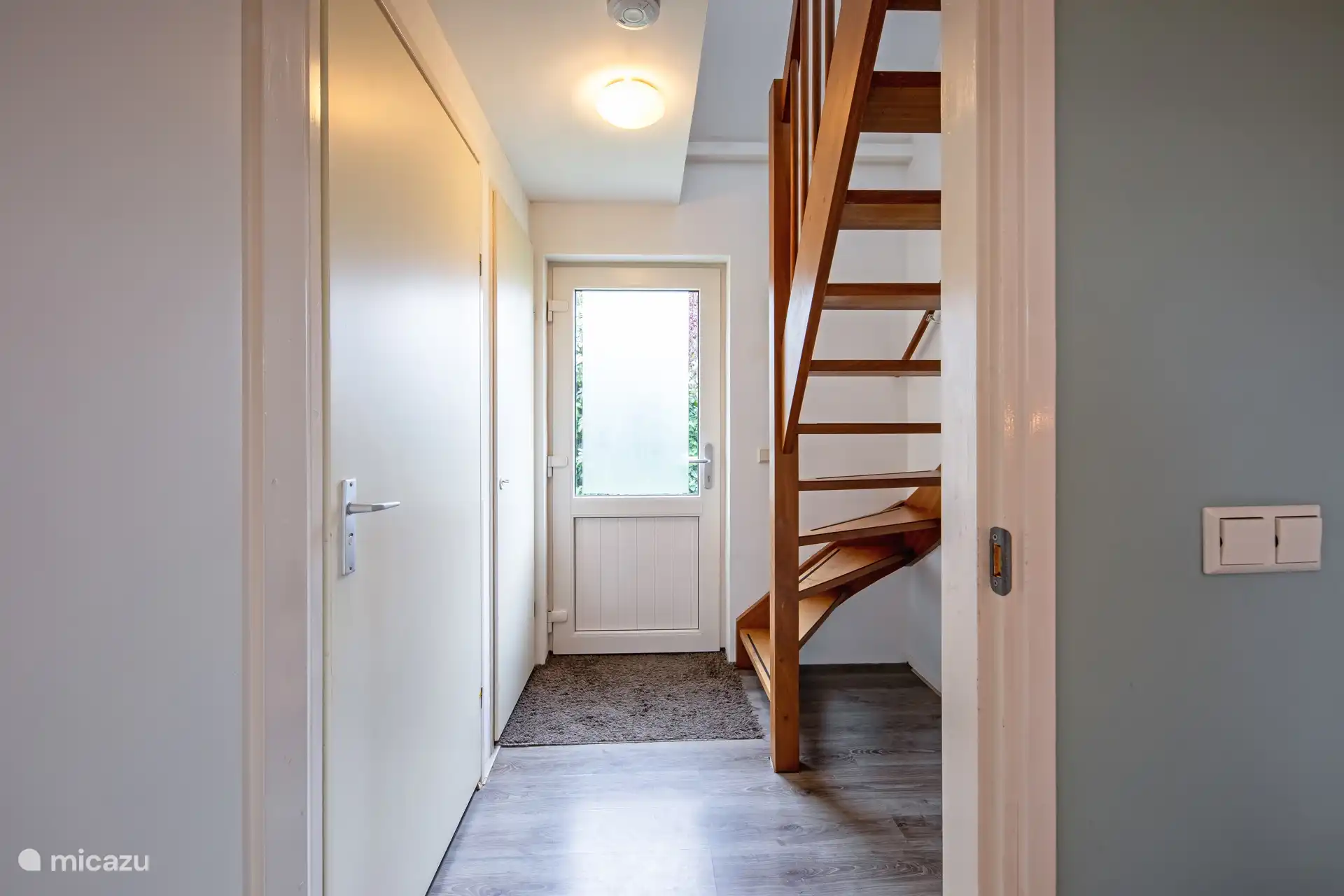 Saal mit Treppe nach oben