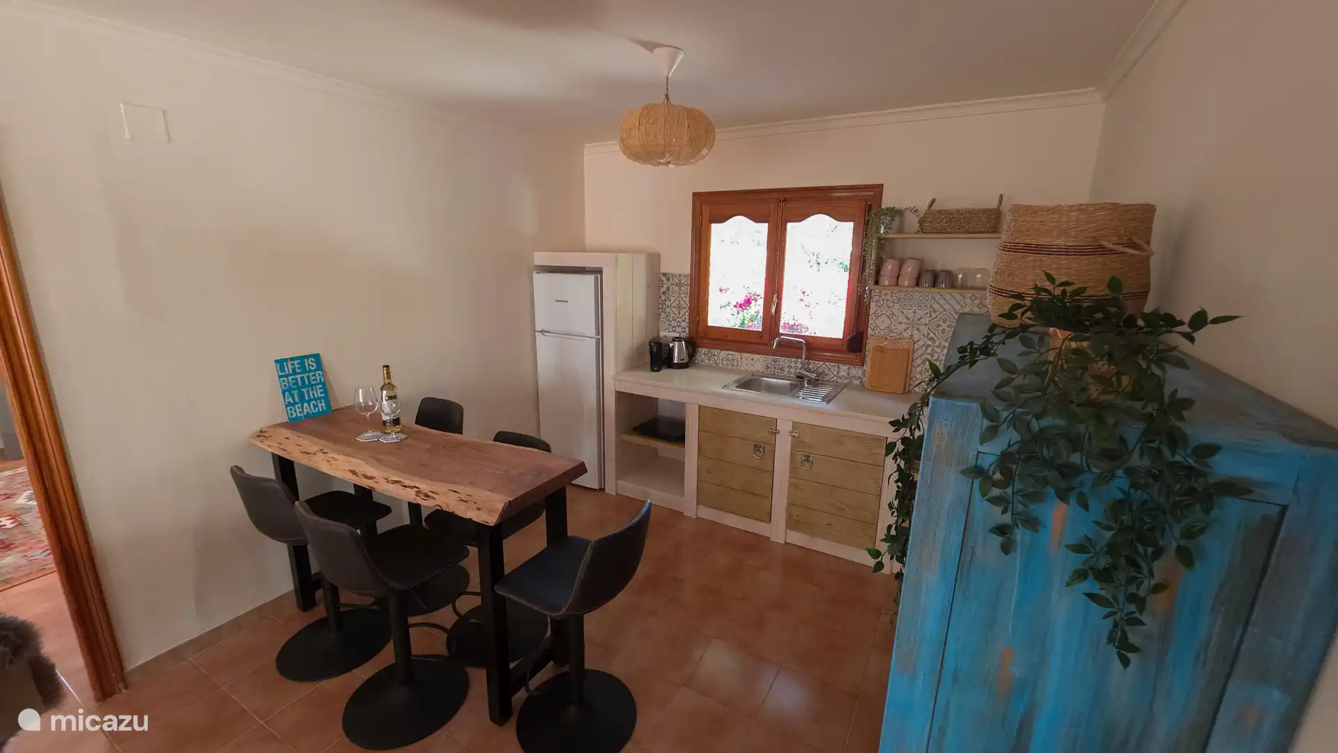 keuken van de casita:
- koelkast met vriesvak
- 2x kookplaat
- nespresso 
- waterkoker