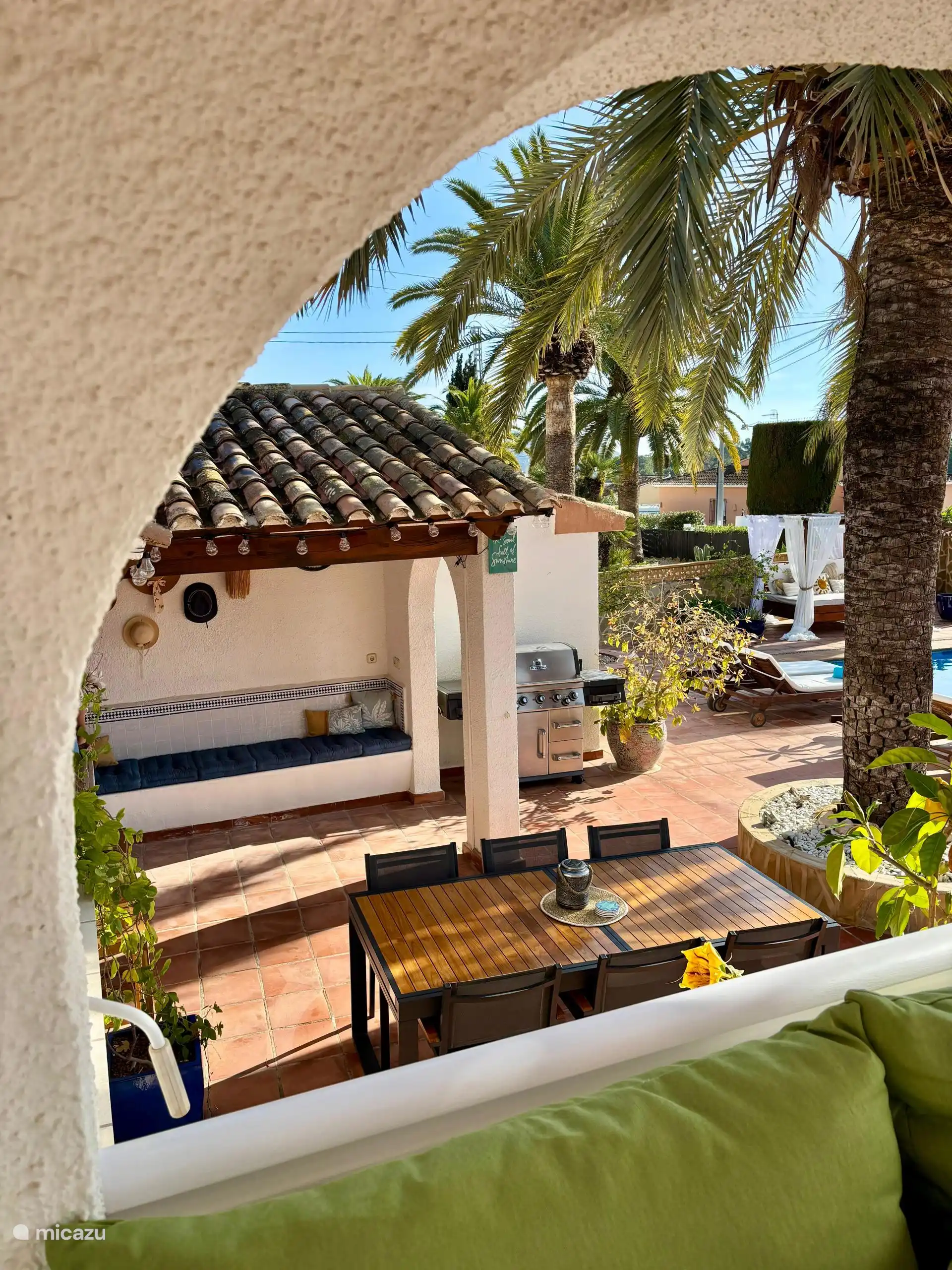 geniet van een heerlijke barbecue in de buitenkeuken, of maak een traditionele paella onder het genot van de spaanse zon