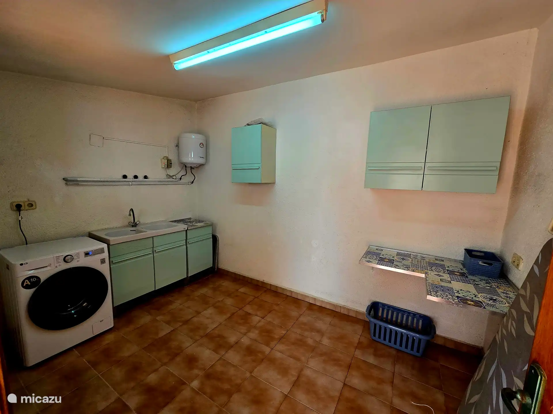 wasruimte:
- wasmachine
- strijkplank
- strijkbout
- waslijnen
- wasrek