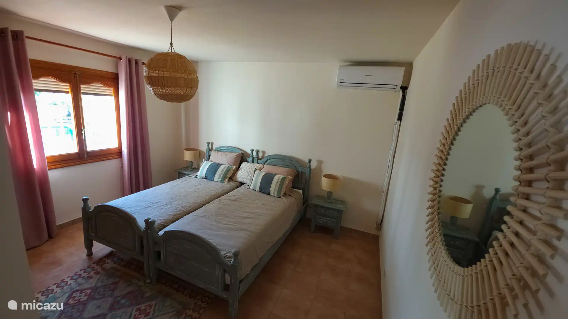 slaapkamer 1:
- 2x 1 persoonsbed
- airco
- voldoende kastruimte 

(uitzicht raam: zwembad)