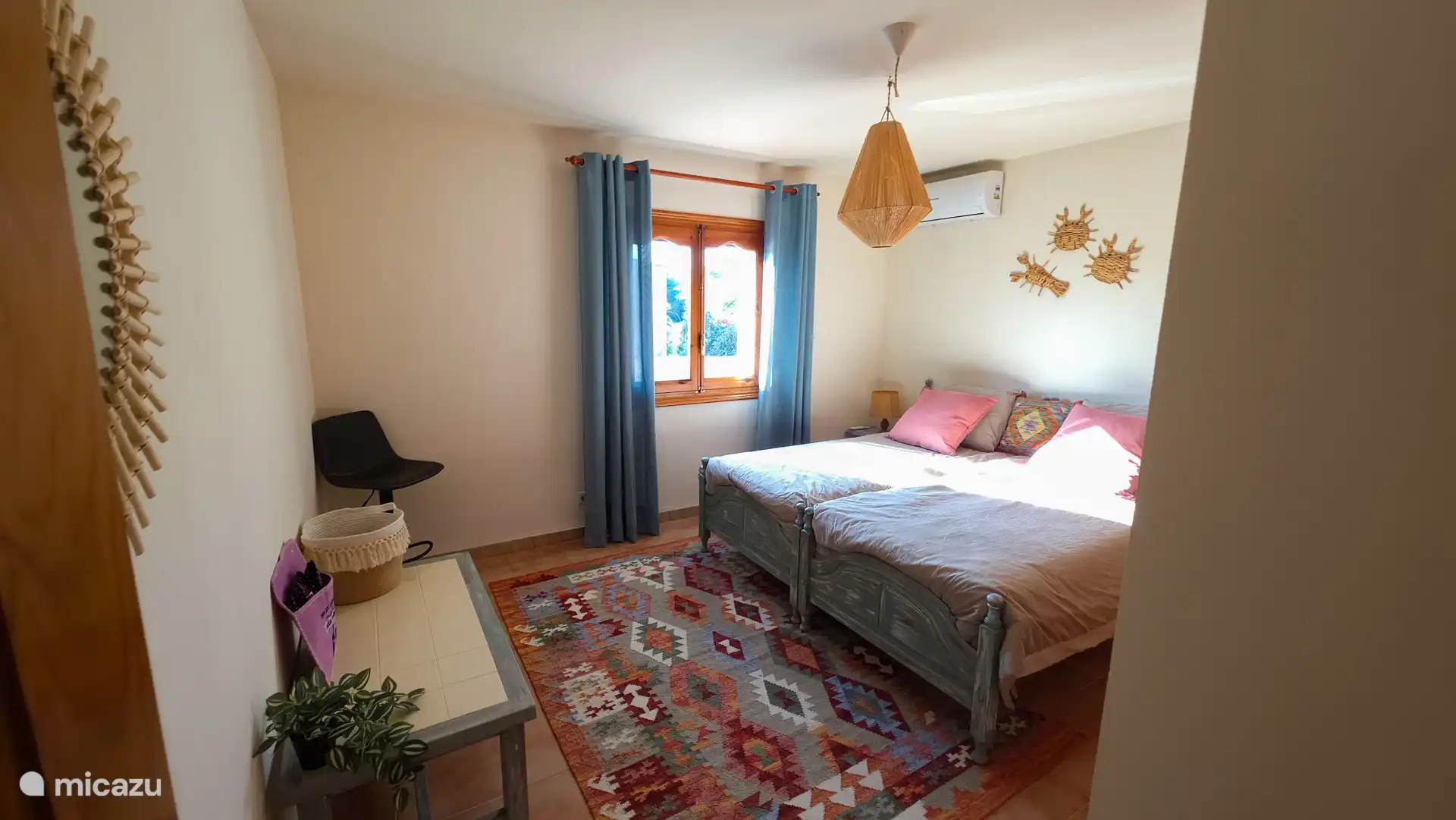 slaapkamer 2:
- 2x 1 persoonsbed
- airco
- voldoende kastruimte

(uitzicht raam: straatkant)