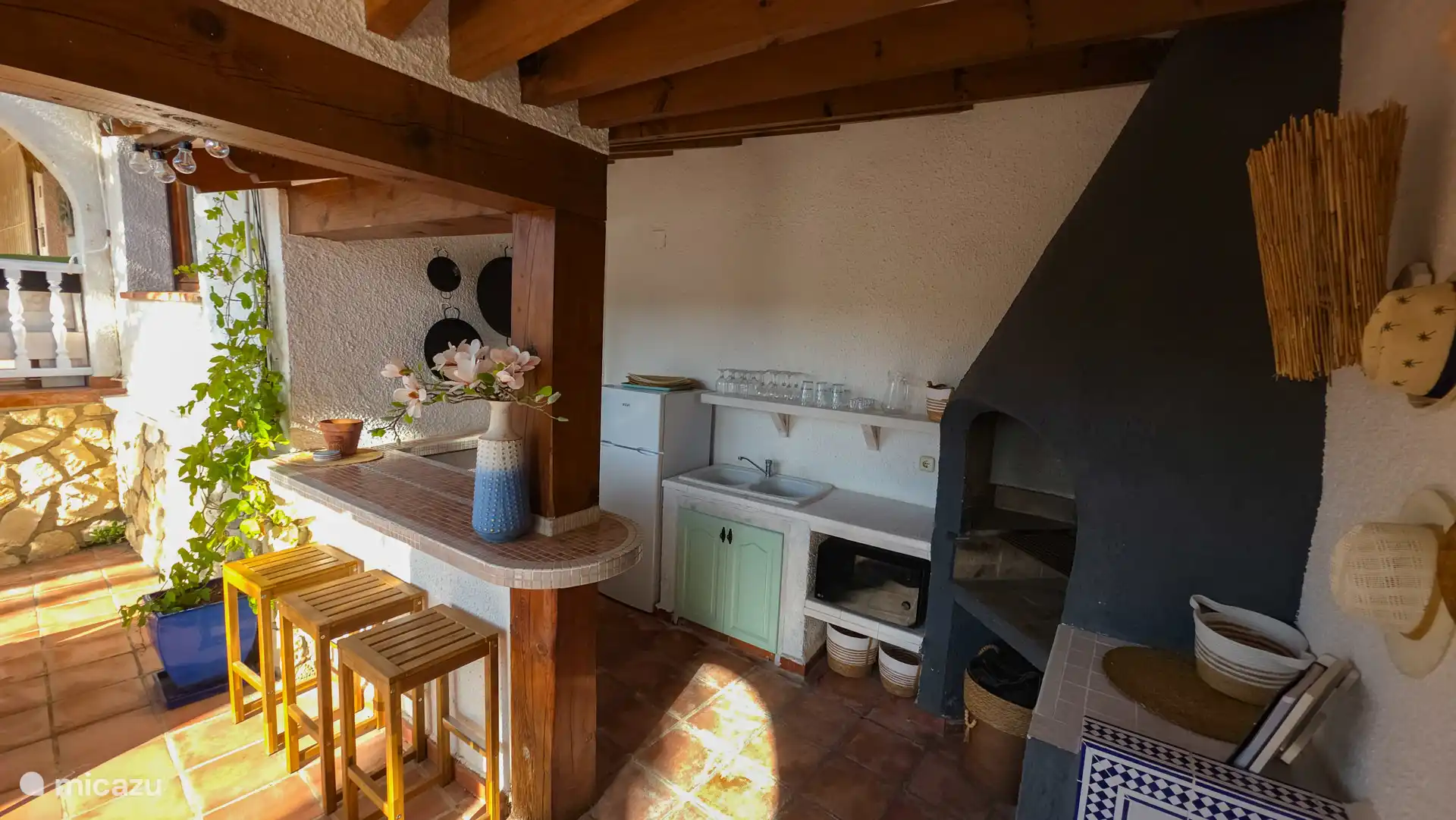 buitenkeuken:
- pizzaoven
- combimagnetron
- paellabrander
- koelkast met vriesvak
- gas barbecue
