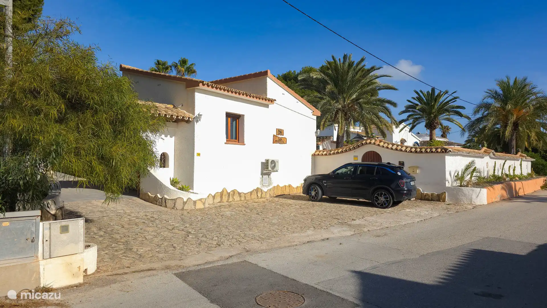 Casa Mañana:
ruimte voor 3 auto's op de oprit en 2 in de poort