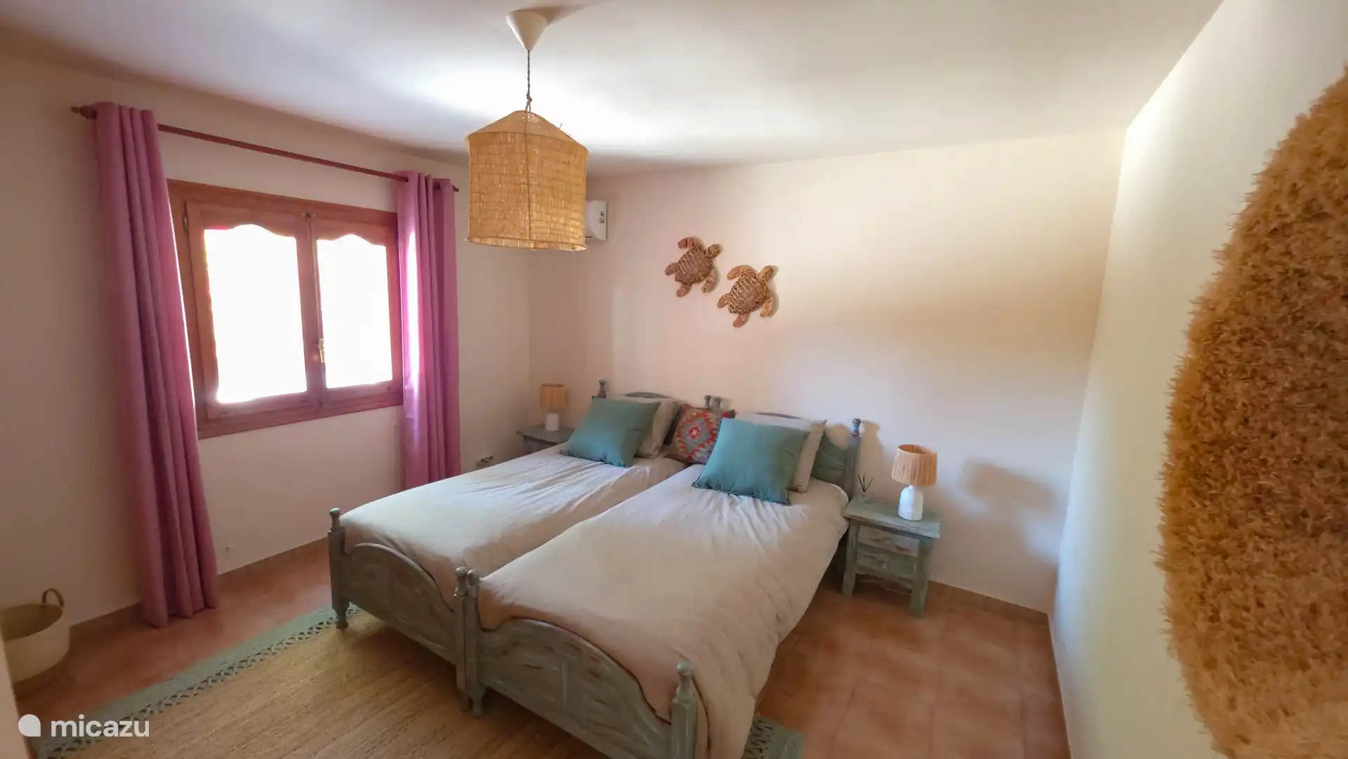 slaapkamer 3:
- 2x 1 persoonsbed
- airco
- voldoende kastruimte

(uitzicht: poort, achterkant huis)