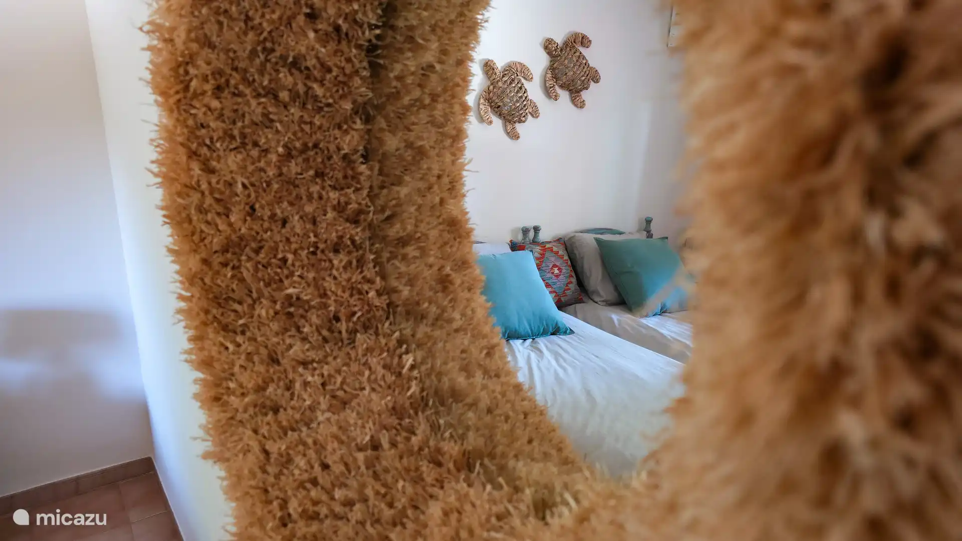 slaapkamer 3:
- 2x 1 persoonsbed
- airco
- voldoende kastruimte

(uitzicht: poort, achterkant huis)