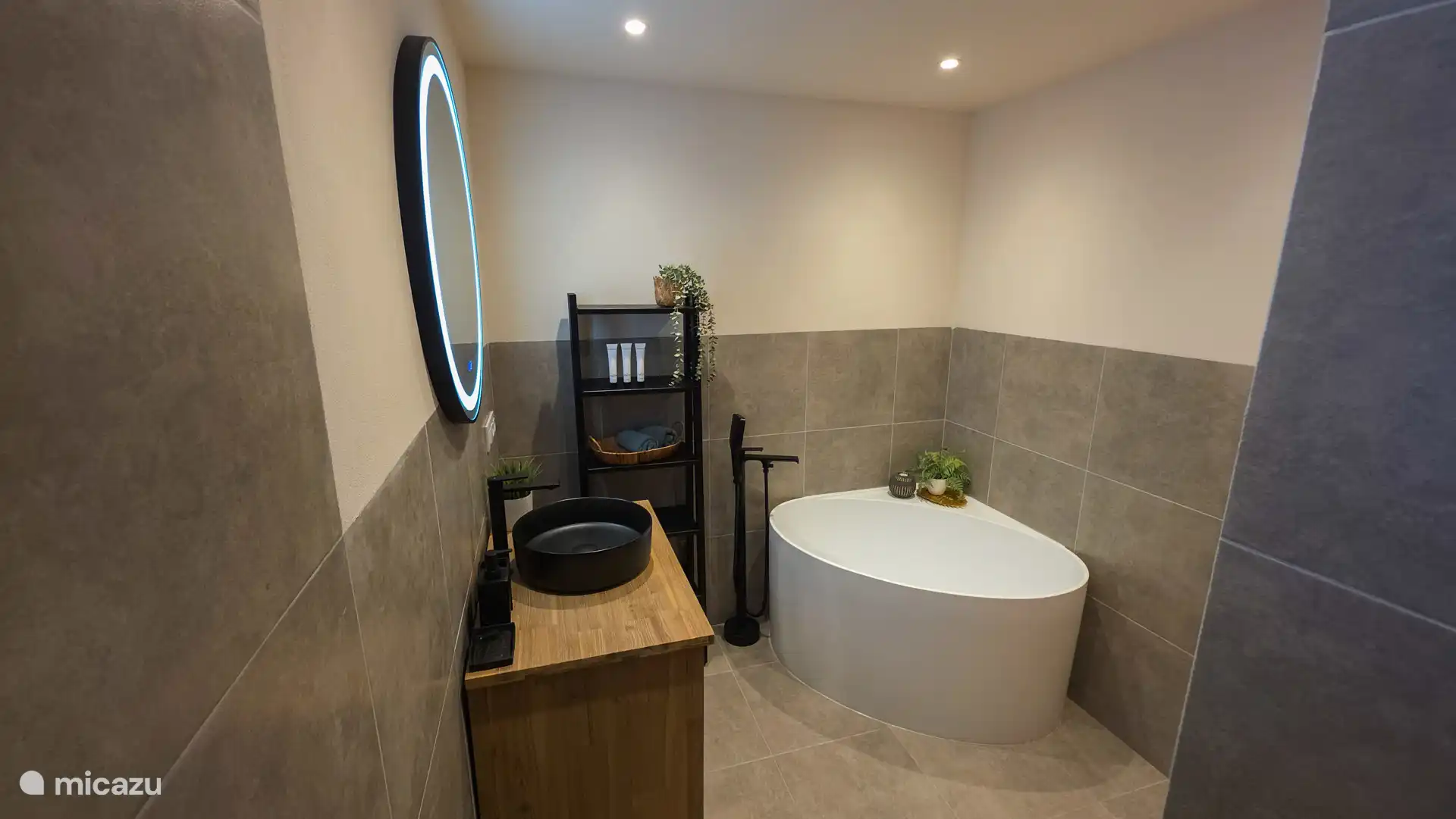 badkamer met hoekbad voor de kleine bezoekers