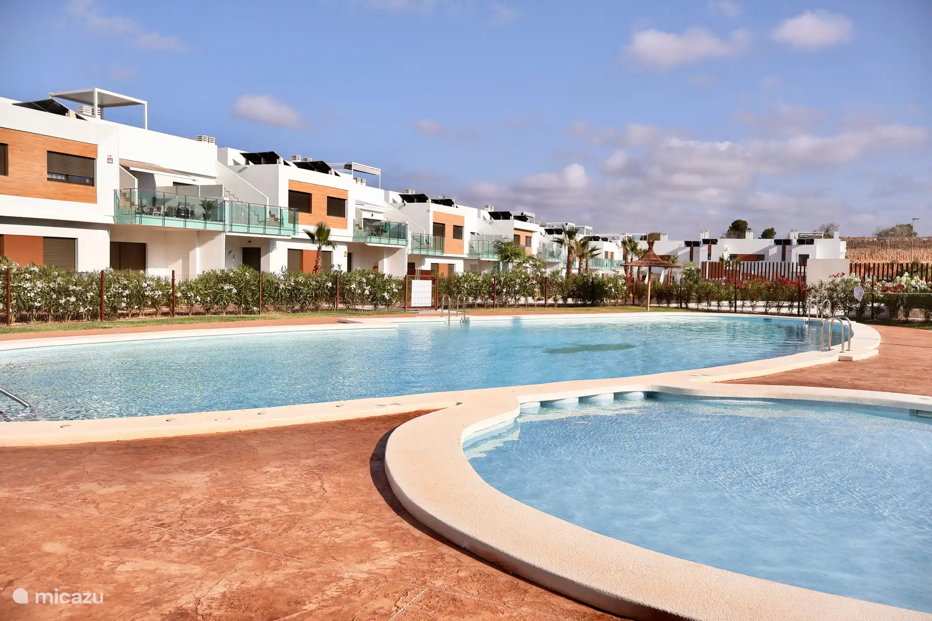 Schönes eingezäuntes Schwimmbecken mit Blasen, Kinderpool und Außendusche.
