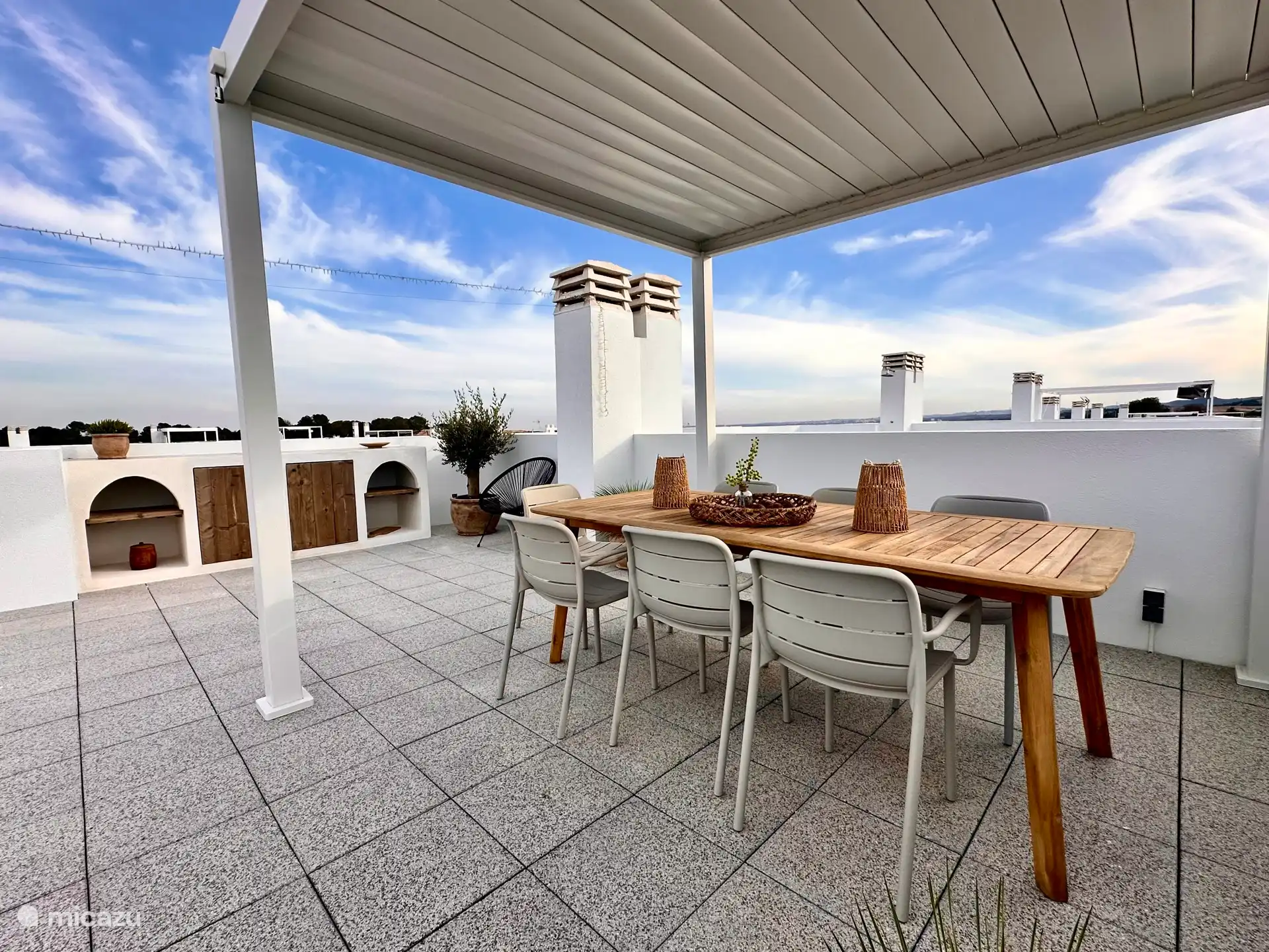 Eettafel dakterras met pergola die open en dicht kan