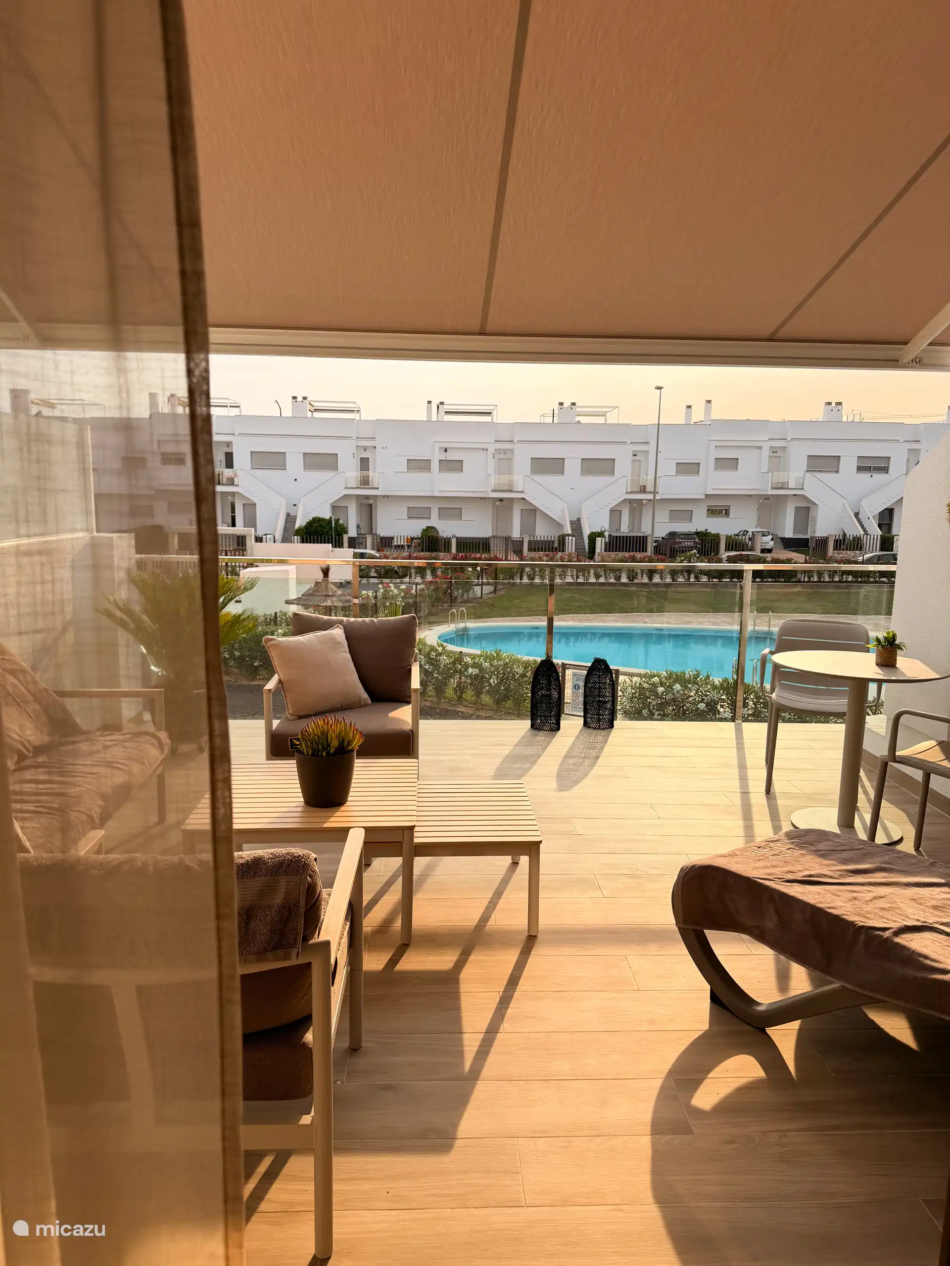 Die an das Wohnzimmer angrenzende Terrasse befindet sich im Südwesten und bietet Ausblick auf das Schwimmbad (1. Stock).
