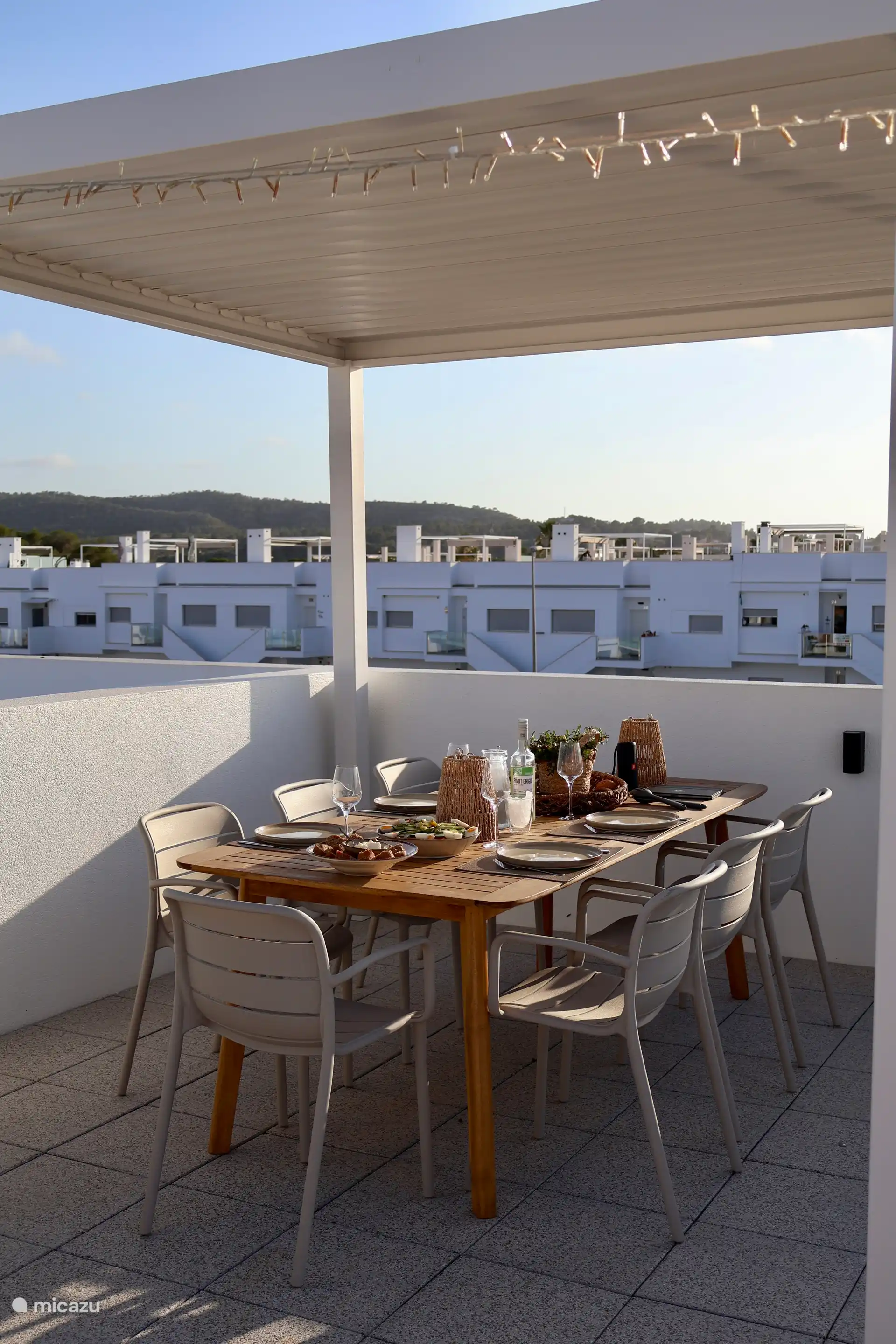 Terrasse mit dem Esstisch-Dach mit Pergola, die geöffnet und geschlossen werden kann